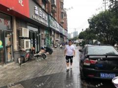 朱桥路烧烤王出租，门口就是深圳农贸批发市场5号门