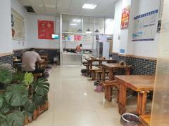 张店和平路附近沿街纯一层餐饮店低价转让，可空转