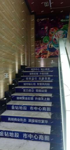 中央国际广场二楼售楼处对外招租，广告牌醒目，可做培训