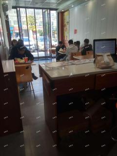 江西财经大学蛟桥校区旁，餐饮店转让，周边有3所大学