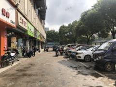 兆峰大厦楼下夜宵烧烤店转让，地铁出口，门口公交站台