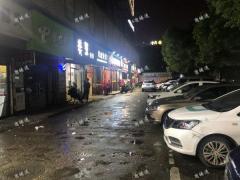 兆峰大厦楼下夜宵烧烤店转让，地铁出口，门口公交站台