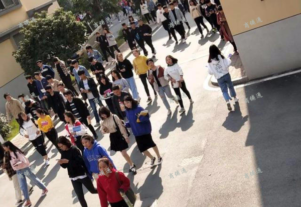 (出租) 4500人封闭高中学校一楼食堂档口，独立水吧出租