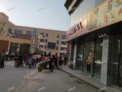 学校正对面以及门口小区第一家早餐店转让，沿街路口
