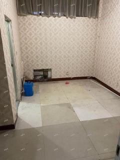 盛世康城2期南门沿街空铺对外出租，适合多行业