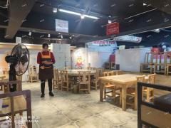 地铁大厦一号口出口旁餐饮店招租，另开后门直通小区