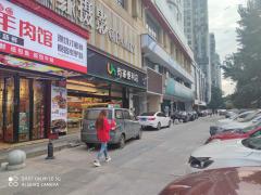 地铁大厦一号口出口旁餐饮店招租，另开后门直通小区