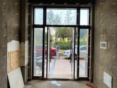 嘉福金融中心小区出入口临街商铺低价招租 调高楼层 可做阁楼