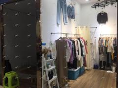 上海路尚街购物中心内服装店对外转让，人流大可空转