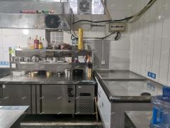 张店步行街北段沿街餐饮店整体转让，租金低带设备