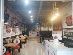 张店步行街北段沿街餐饮店整体转让，租金低带设备