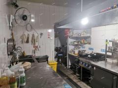 张店步行街北段沿街餐饮店整体转让，租金低带设备
