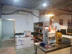 张店步行街北段沿街餐饮店整体转让，租金低带设备