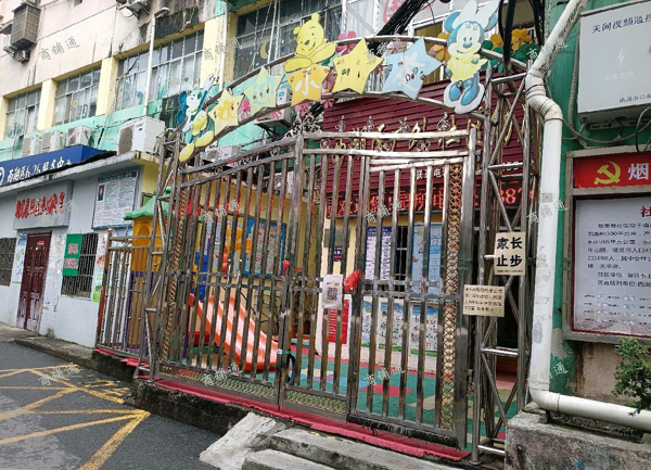 (转让) 店面在上河街小学正对面，旁边有幼儿园。下课时间建议两人看店