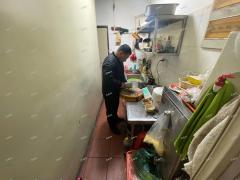 张店火车站旁餐饮店转让，紧邻火车站进出口，人流量大
