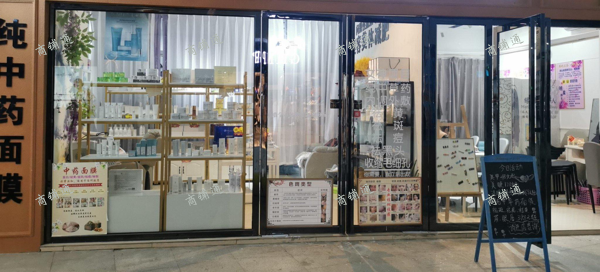 (出租) 商场一楼，隔壁永辉超市，人流量大，有停车场，楼上有小吃，饭店