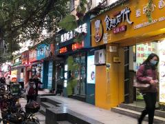 急转一附医院斜对面餐饮店转让，可做三餐附送一个小院