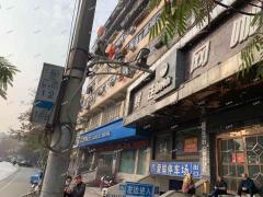 孺子路沿街店铺招租，周边就这一个停车场免租3个月