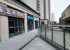 (出租) 本商铺门面大，周围人气旺，交通方便，四周学校多学校