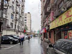 羊子巷沿街餐饮店转让，客源稳定门口可停车