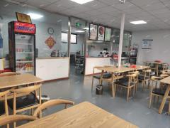 张店实验小学旁餐饮店转让，周边五个小区，可空转