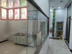 张店金晶大道路口拐角旺铺出租，位置优越，多行业可做