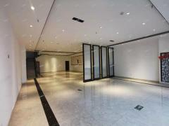 世纪路与商场西街路北精装修旺铺出租，可做家具城、展厅等行业