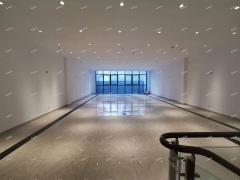 世纪路与商场西街路北精装修旺铺出租，可做家具城、展厅等行业