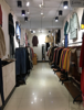 (出租) 临街的服装店正在营业中