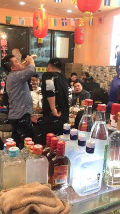 兆丰大厦楼下沿街餐饮店转让，临街地铁小区可空转