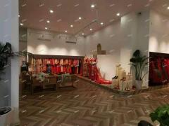 人民路沿街婚纱店空铺转让，豪华精装修格局通透好用！