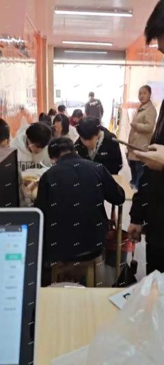学院路商业街旺铺转让，多所大学围绕客源稳定