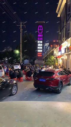 红谷滩绿茵路地铁口老三样旁奶茶店转让，排队人特多