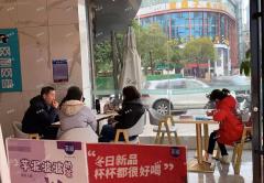 红谷滩绿茵路地铁口老三样旁奶茶店转让，排队人特多