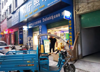 (出租) 店铺位于汽车站和贸易广场中间，人流量大。