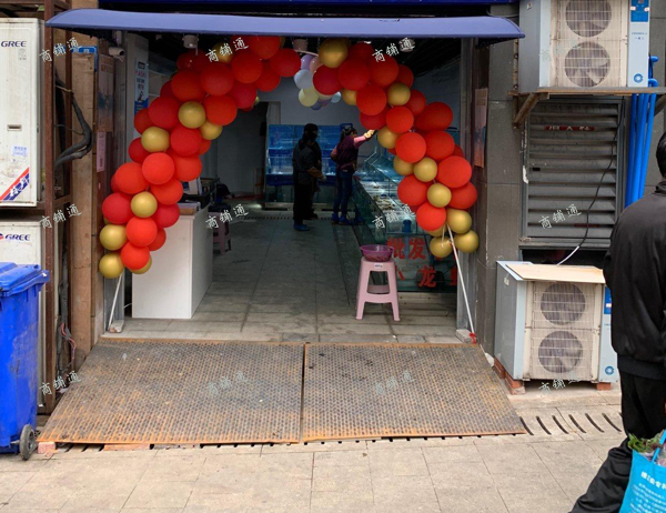 (转让) 3个大小区的交汇处，其中一个小区的门口正对面。