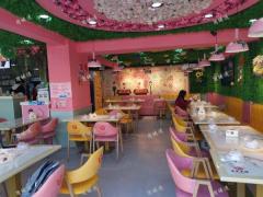 旅游商贸学校商业街餐饮店转让，消费高有学生有居民