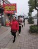(转让) 临街门面，周边别墅区群体，客源稳定，有其他生意要做现转让