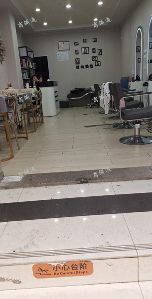 (转让) 在学校里面，商业街位置相当好 理发奶茶都行