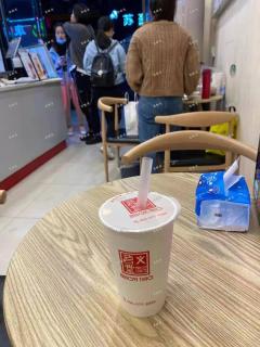 小区出入口奶茶店转让，对面就沃尔玛商场人流量大