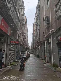 翠苑路小区沿街店铺带设备转让，可做线上人流量大