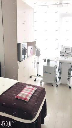 张店华润大厦美容店带设备转让，消费人员集中停车方便