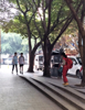 (转让) 小学大门口旁和两个小区的中间位置。