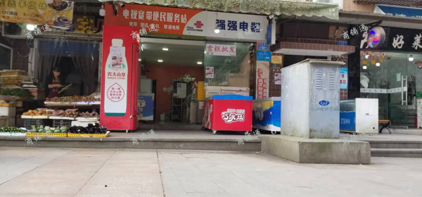 (转让) 步行街上，位置好，人流大，场地宽