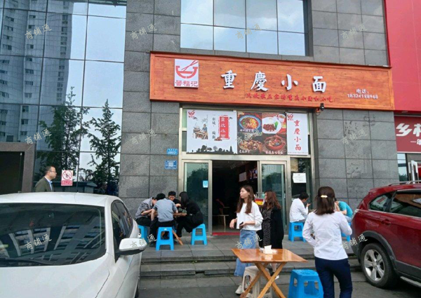 (转让) 位于汽博正中心，所在小区为办公中心，人流量巨大。。