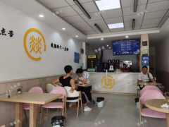 象湖幸福时光小区沿街奶茶店转让，附近有学校网吧