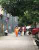 (转让) 幼儿园对面的小区童装店，人流有保障，房租低，经营无压力。