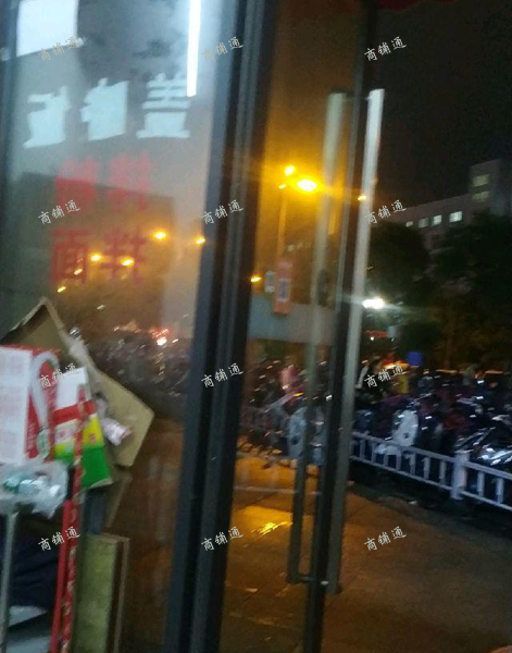 (转让) 小区门口店铺。邻街店铺。人流可观看。有意者进店面议。