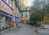 (转让) 位于小区大门，店内两个进出门，人流量很大。