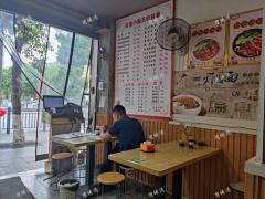 解放军九五八医院正对面餐饮店转让，还有学校商场